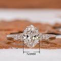 Damen eleganter Verlobungsring mit ovalem Diamanten und kunstvollen Zirkonia-Steinen Shop Nory