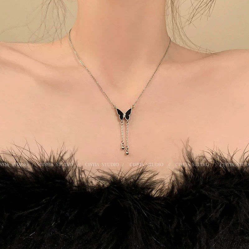 Damen Halskette mit filigranem Schmetterlingsanhänger und zarten Kettendetails Shop Nory