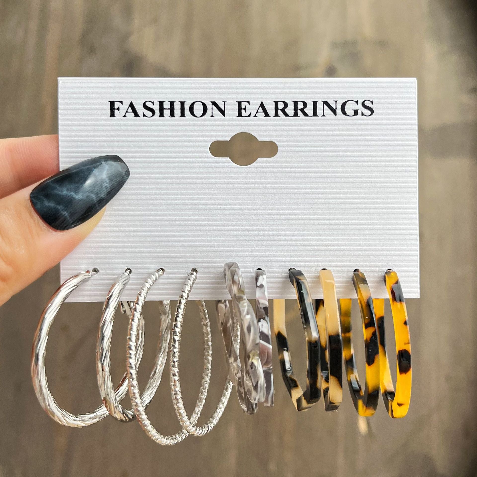 Damen Ohrringe Set mit vielfältigen Designs und funkelnden Akzenten Shop Nory