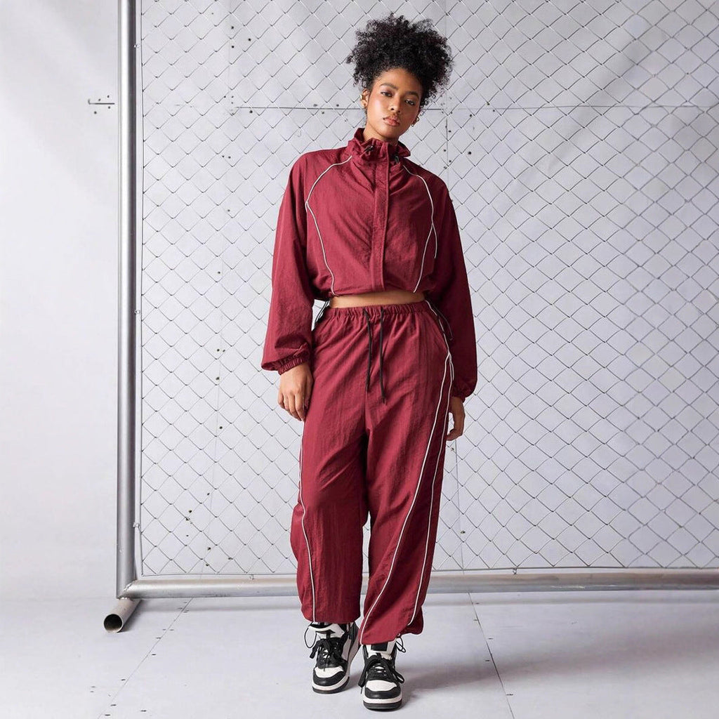Damen modische Windbreaker-Jacke im lässigen Schnitt mit elastischen Details und hohem Kragen