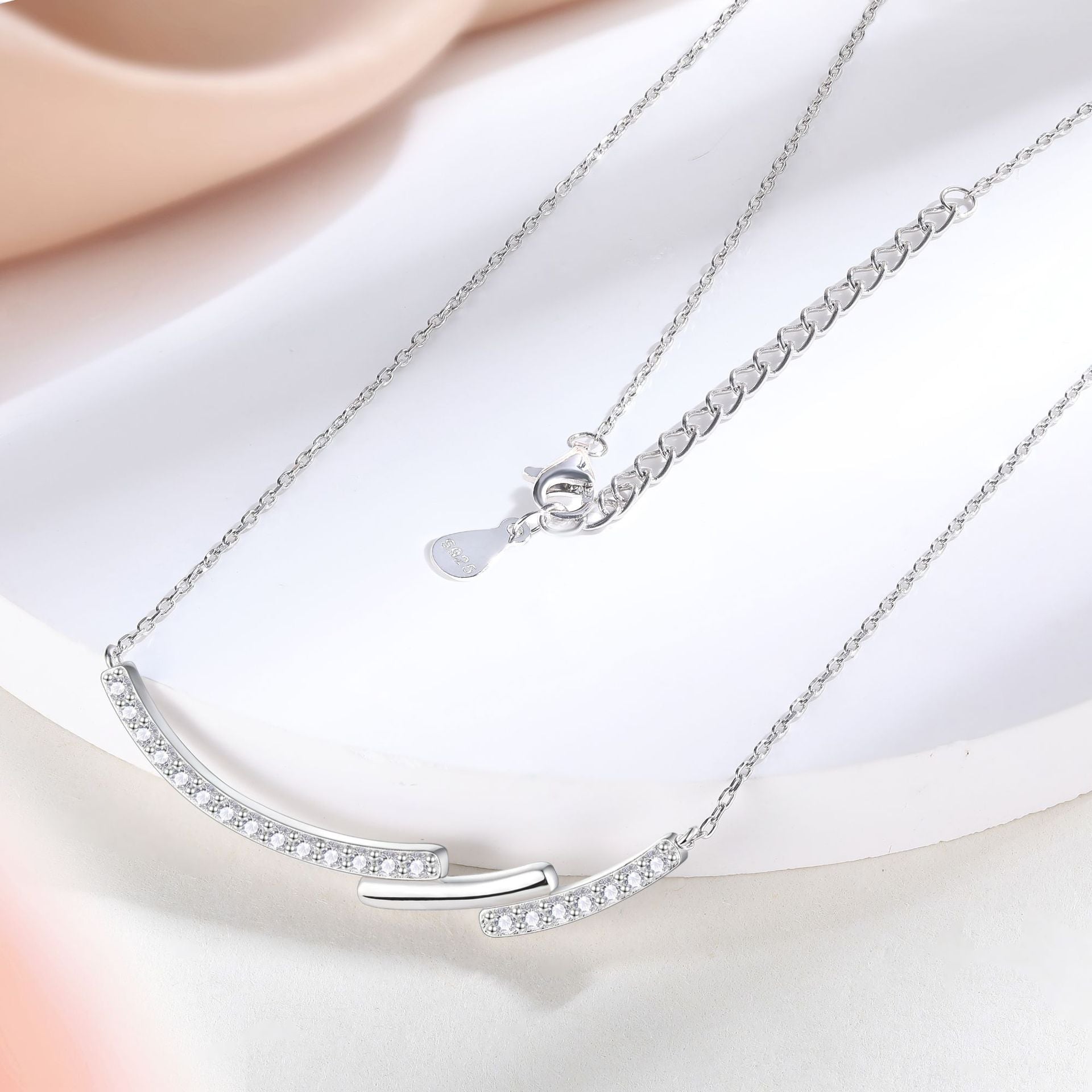 Damen Halskette mit modernem geschwungenem Design und funkelnden Kristallakzenten Shop Nory