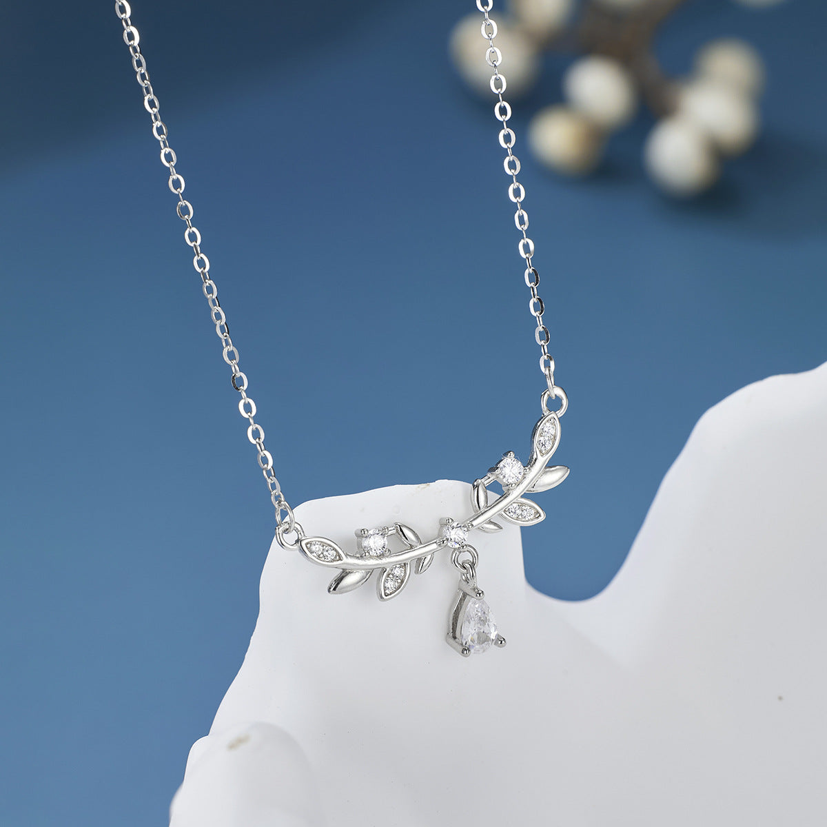 Damen Halskette mit filigranem Blattdesign und funkelnden Zirkonia Shop Nory