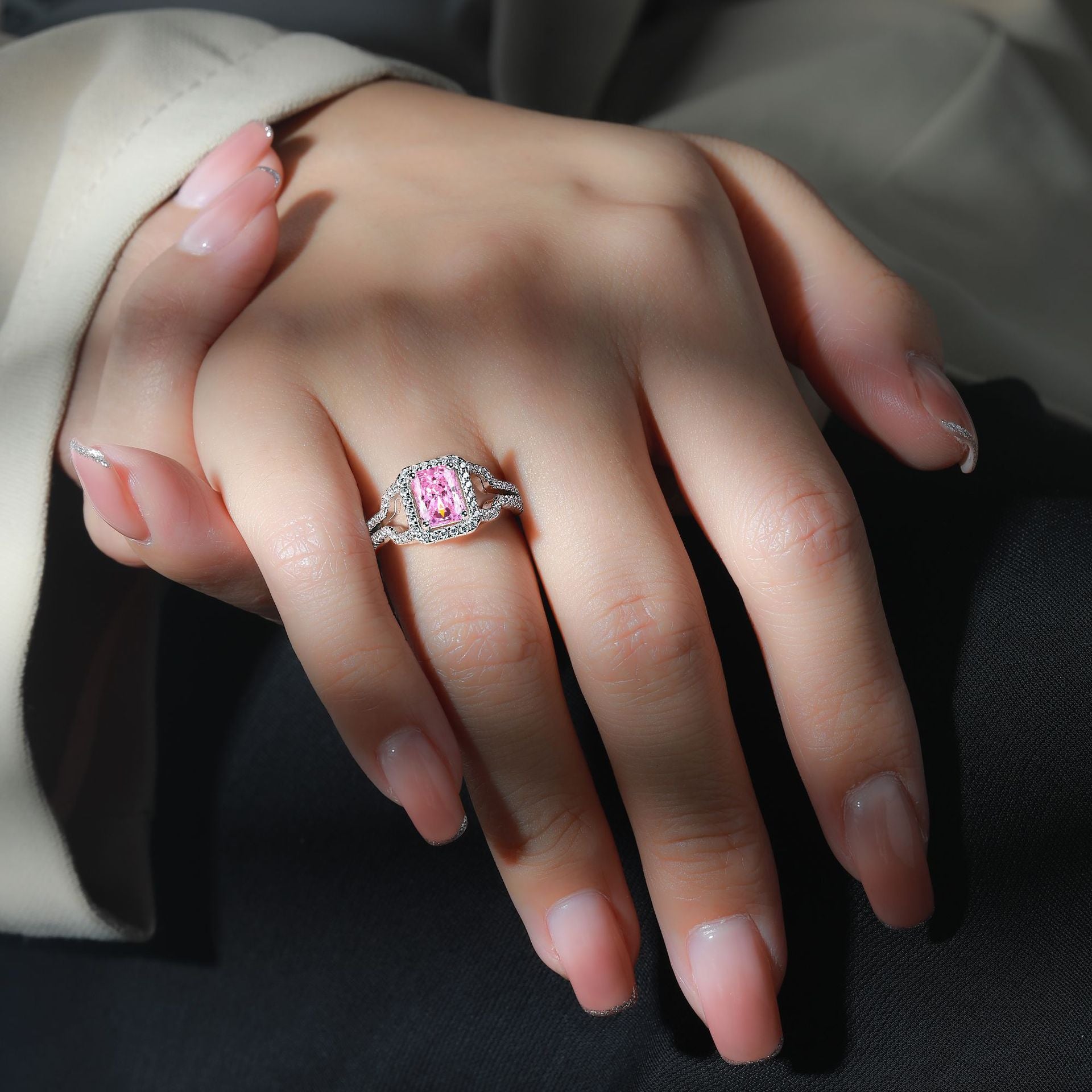 Damenring mit extravagantem Rubinstein und funkelndem Zirkonia-Besatz Shop Nory