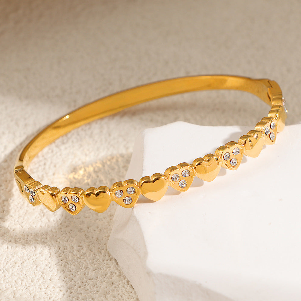 Damen Armreif mit funkelnden Zirkonia und strukturiertem Design Shop Nory