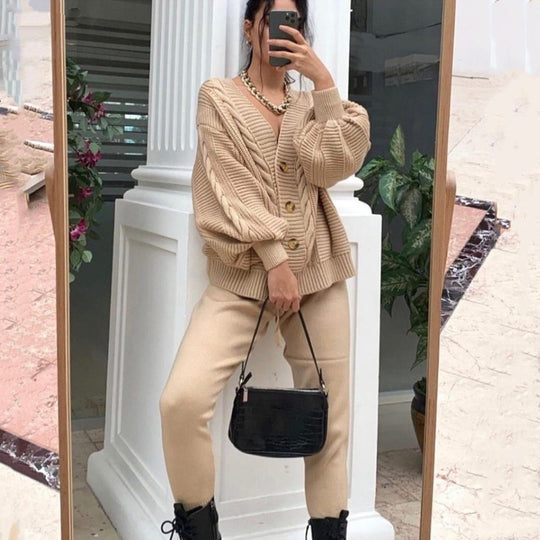 Damen nan kuscheliges Oversize Strickset bestehend aus Zopfmuster Cardigan und taillierter Strick-Jogginghose Shop Nory