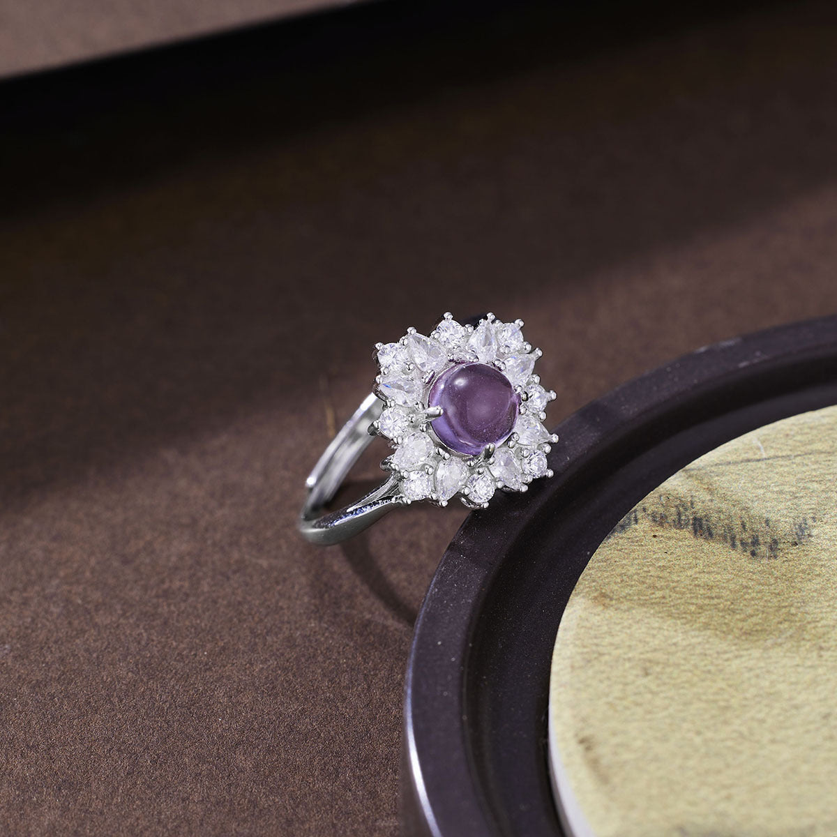 Damen Ring mit funkelndem lila Edelstein und exquisiten Kristallverzierungen Shop Nory