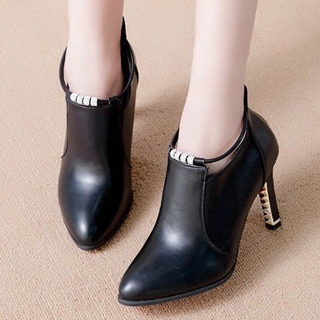 Damen Ankle-Boots mit spitzer Zehenform, funkelndem Strassriemen und skulptiertem Metallabsatz Shop Nory