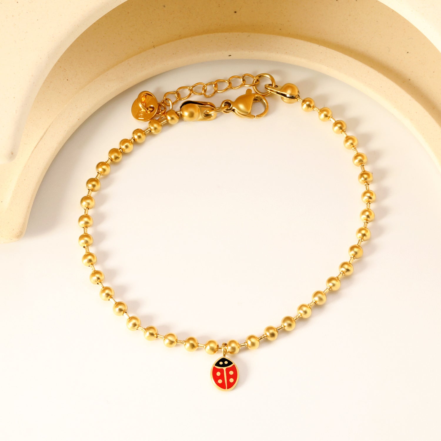 Damen Armband mit bezauberndem Marienkäfer-Anhänger und stilvollem Design Shop Nory