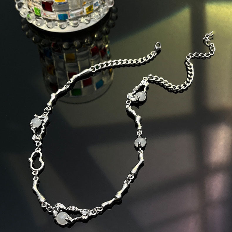 Damen Halskette mit elegantem, gewellten Design und versilberten Perlendetails Shop Nory
