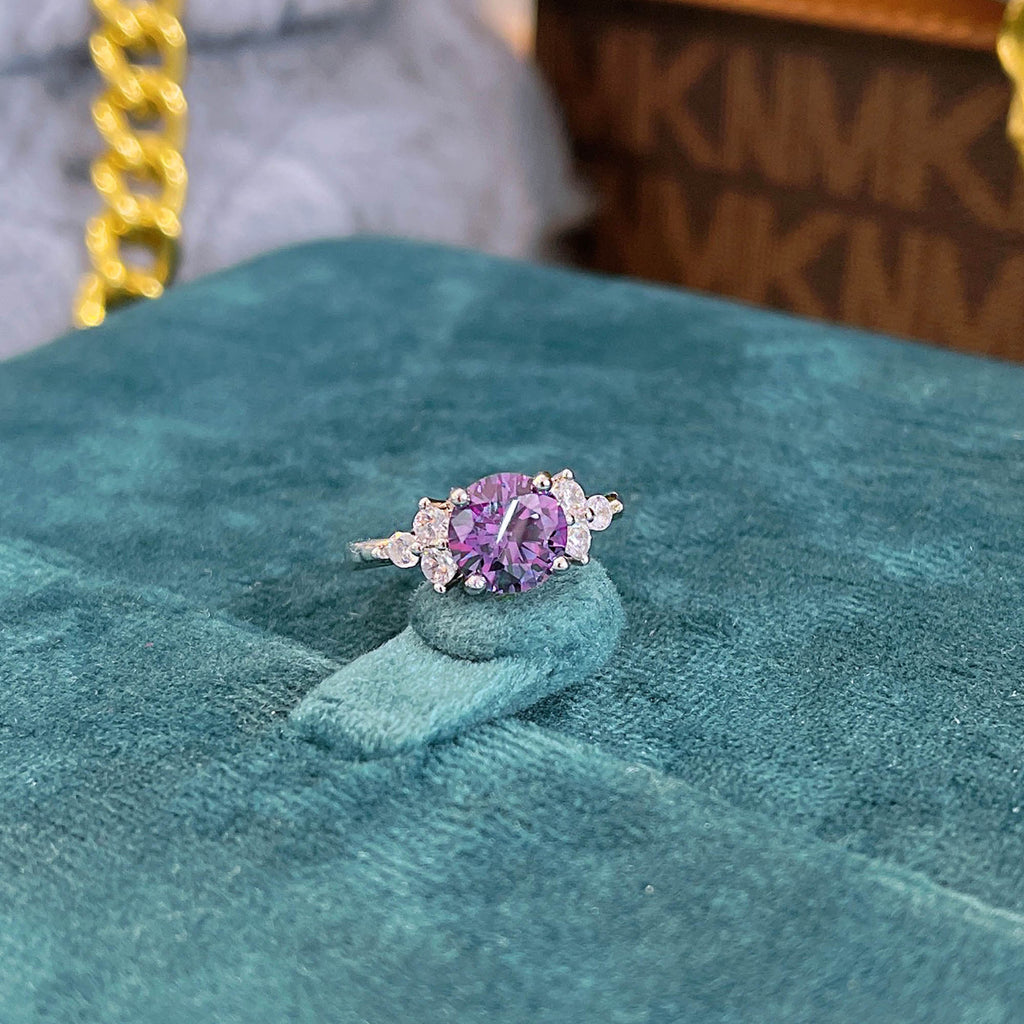 Damen eleganter Ring mit violettem Hauptstein und funkelnden Zirkonia Shop Nory