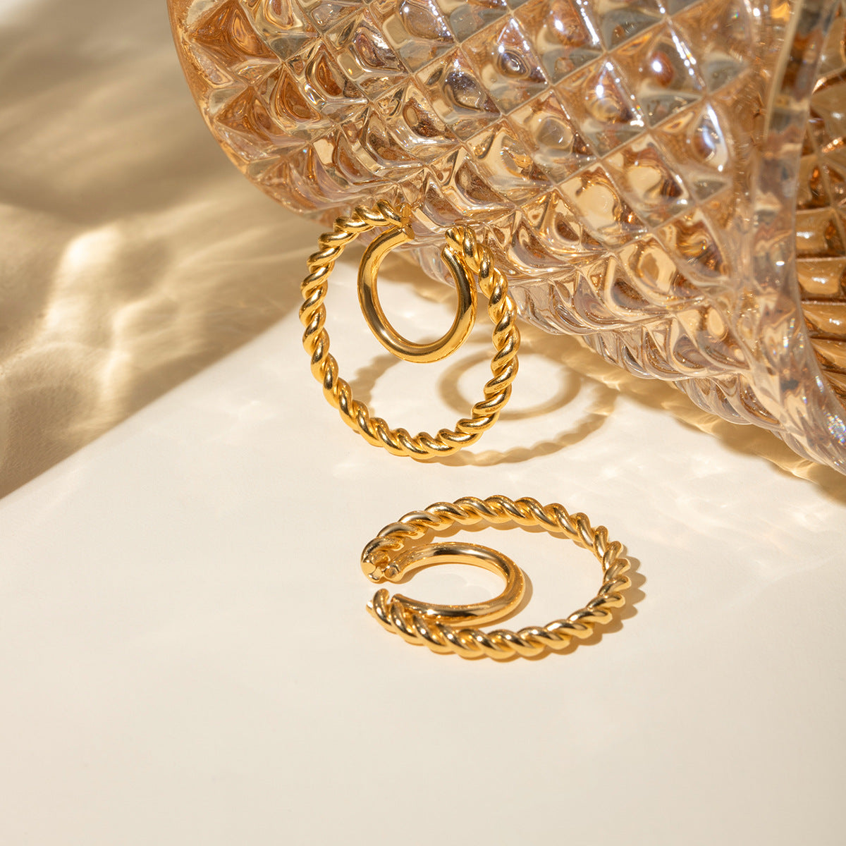 Damen Ohrhänger aus hypoallergenem und wasserdichtem Edelstahl mit elegantem Twisted-Design Shop Nory