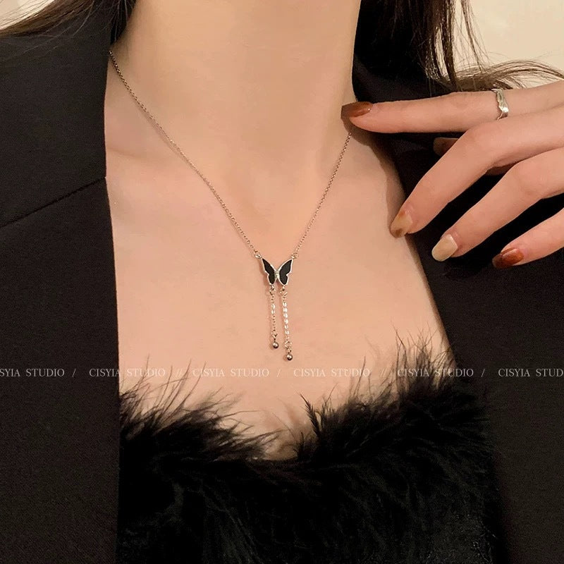 Damen Halskette mit filigranem Schmetterlingsanhänger und zarten Kettendetails Shop Nory