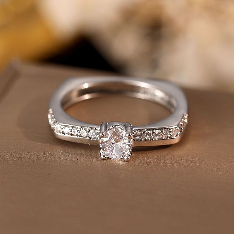 Damen Eleganter Verlobungsring mit funkelndem zentralen Stein und dezenten Zirkonia Shop Nory