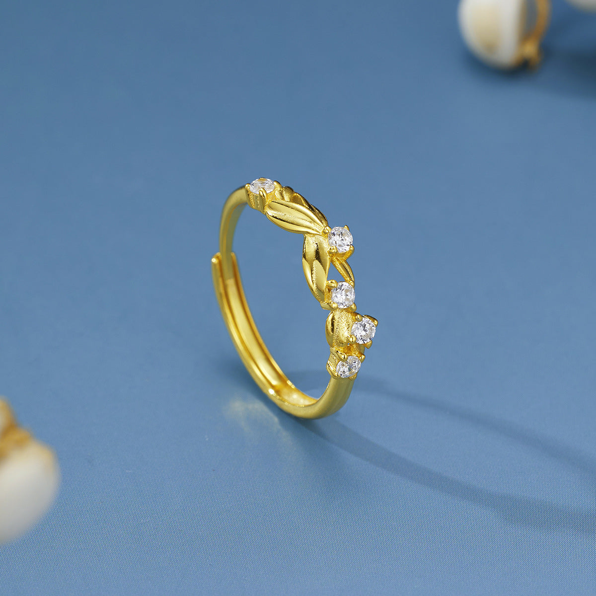 Damen eleganter Ring mit funkelnden Zirkonia und kunstvollem Blattdesign Shop Nory