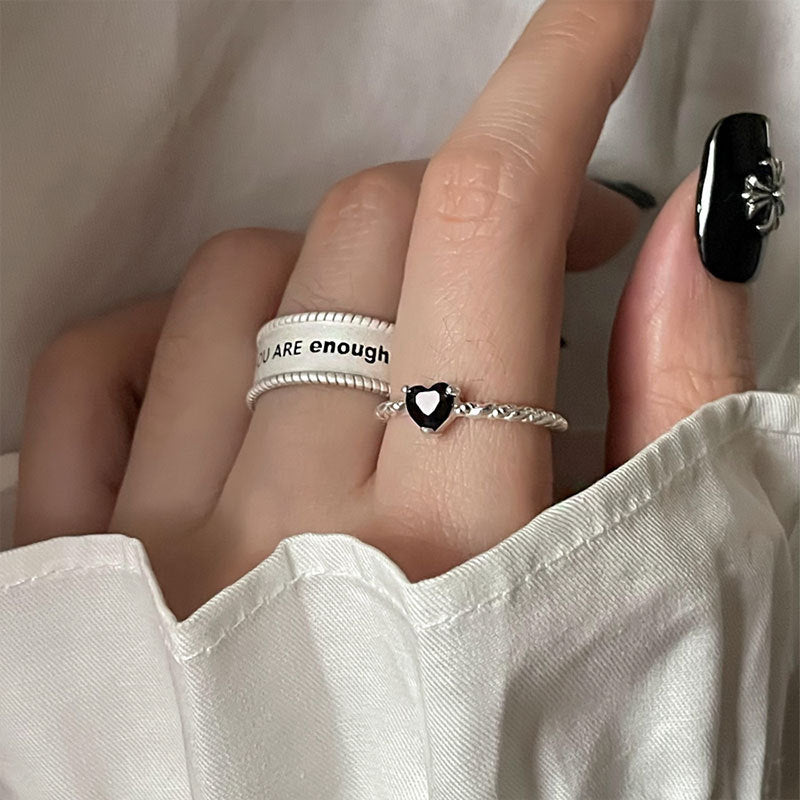 Damen Offener Ring mit kunstvollem Twist-Design und funkelndem Herzstein Shop Nory