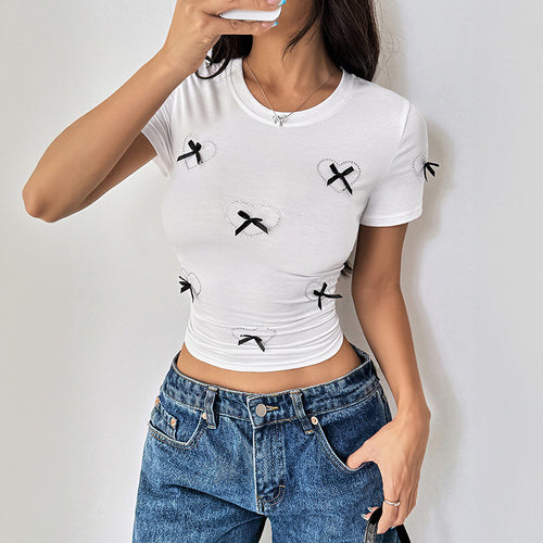Damen Kurzes T-Shirt mit Herzapplikationen und Schleifen Shop Nory