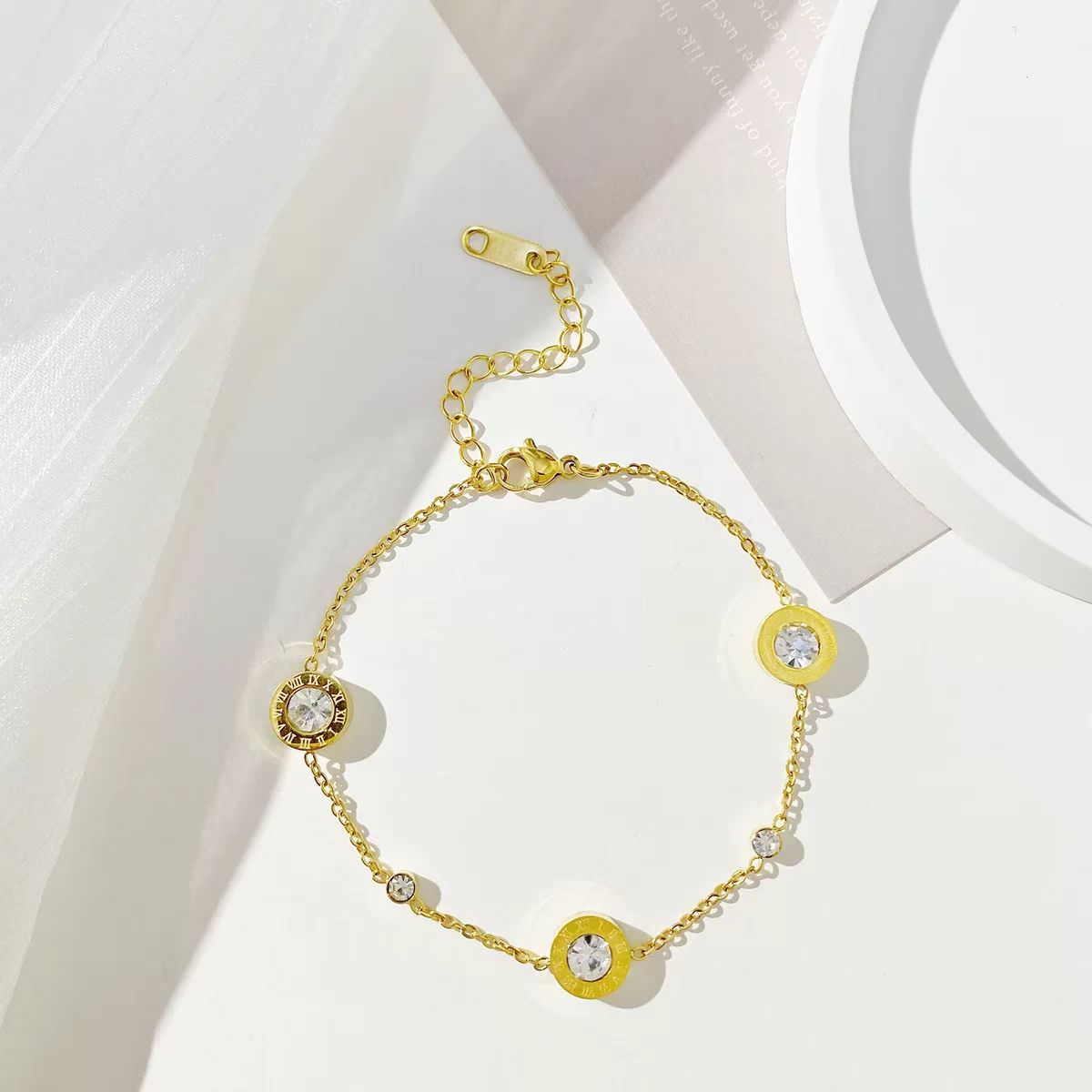 Damen zarte goldene Kettenarmband mit Kristallakzenten Shop Nory