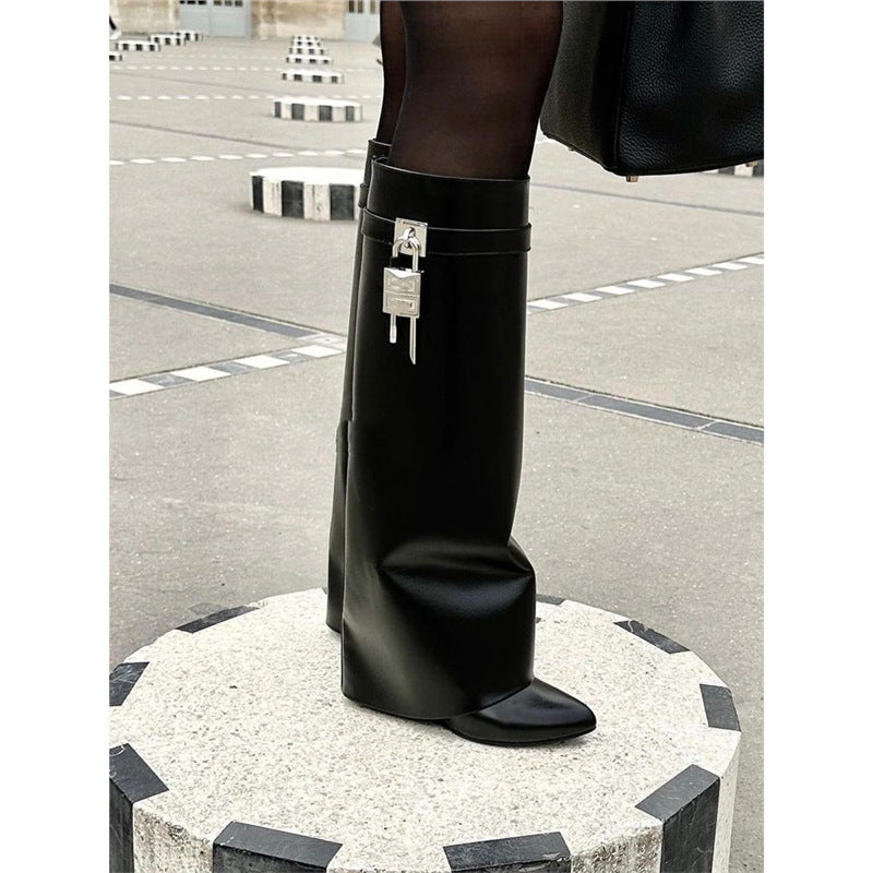 Damen kniehohe Lederstiefel mit konischem Schaft und Schloss-Applikation Shop Nory