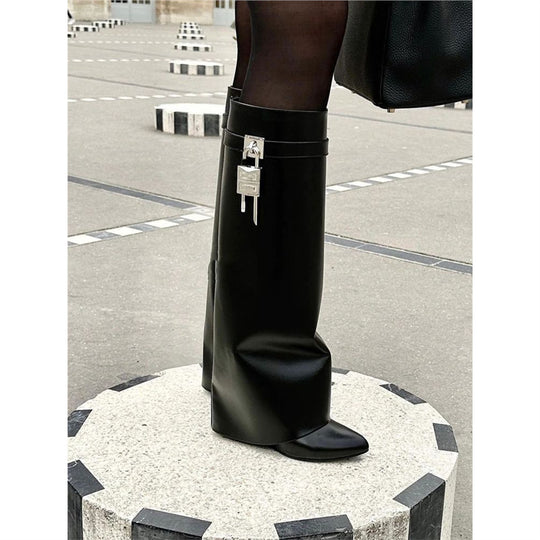 Damen kniehohe Lederstiefel mit konischem Schaft und Schloss-Applikation Shop Nory