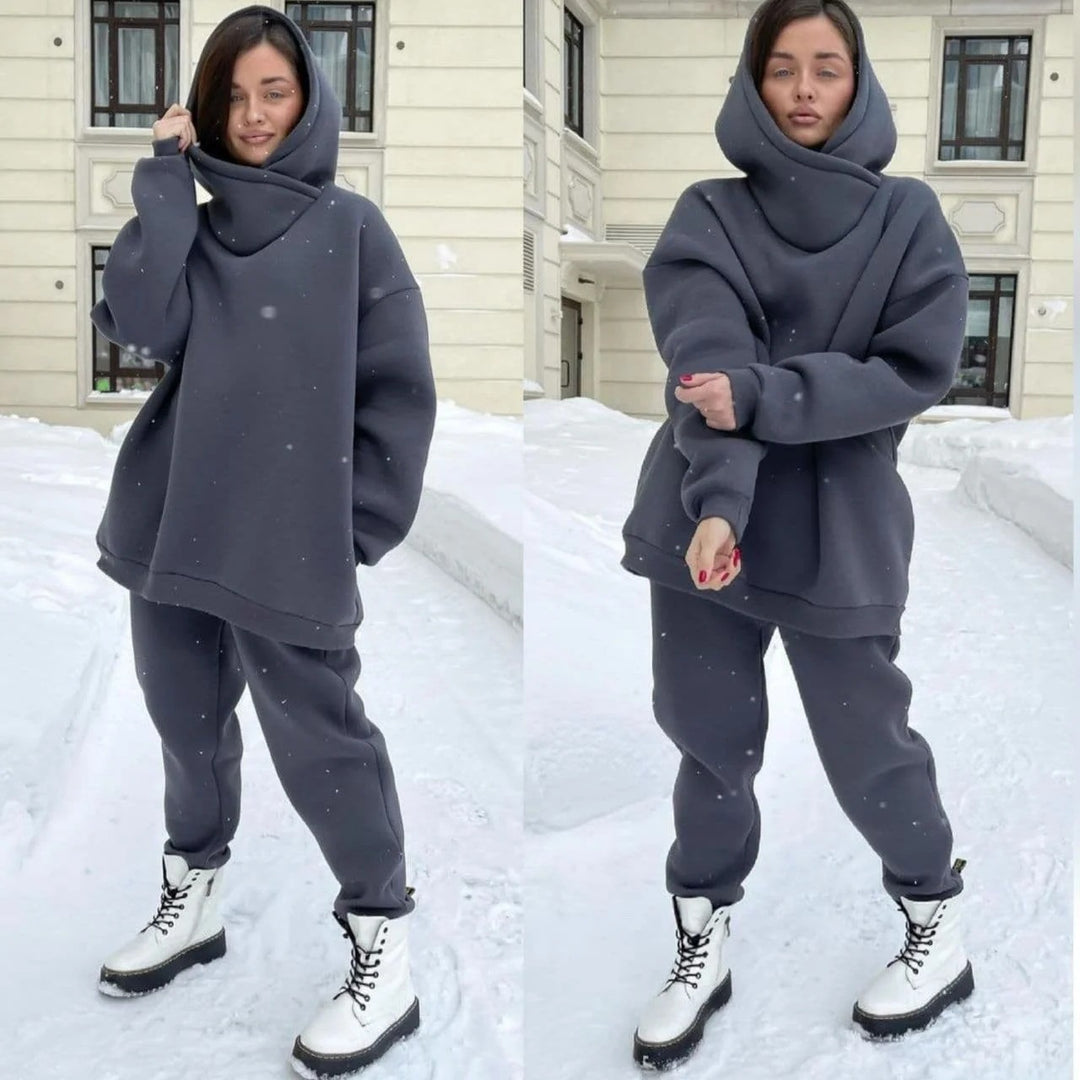 Damen Oversize-Fleece-Set mit voluminöser Schlauchkapuze, geschwungenem Schalkragen und komfortabler Joggerhose Shop Nory