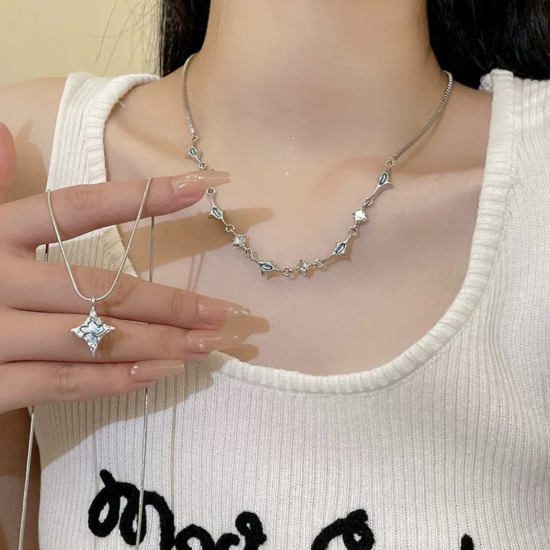 Damen mehrschichtige Halskette mit einzigartigem Anhänger und funkelnden Elementen Shop Nory