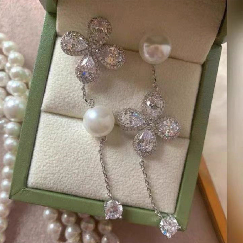 Damen Ohrhänger mit floralem Design, funkelnden Zirkonia und Perlenakzenten Shop Nory
