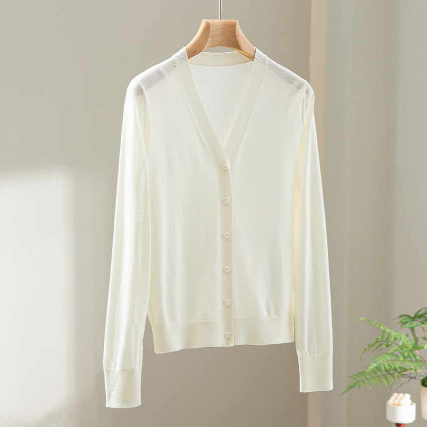 Damen Minimalistischer Merino‑Blend Cardigan mit V‑Ausschnitt und feinen Rippabschlüssen Shop Nory