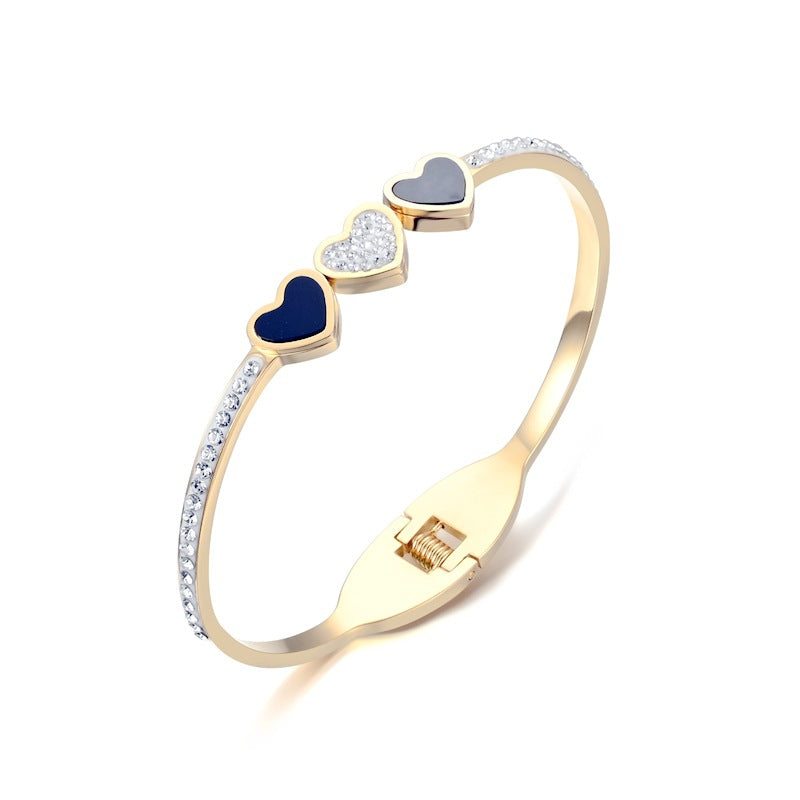 Damen elegantes Armreif mit herzförmigen Anhängern und funkelnden Zirkonia Steinen Shop Nory