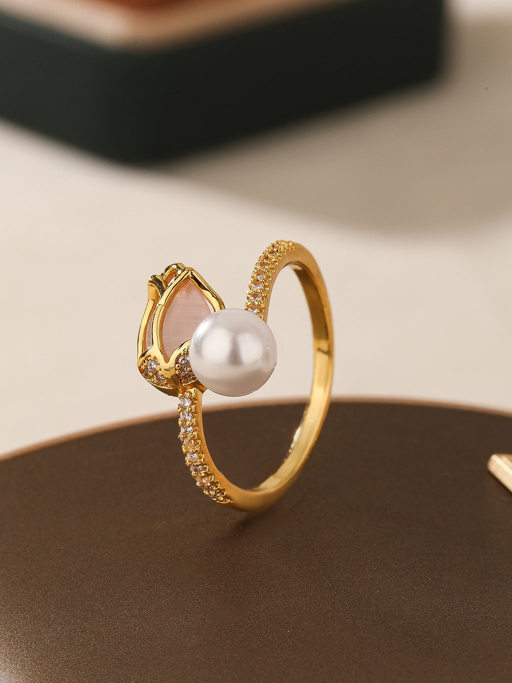 Damen Eleganter Ring mit Blumenmotiv und Perle Shop Nory