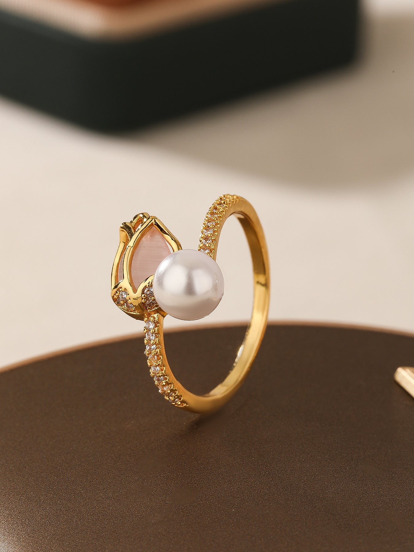Damen Eleganter Ring mit Blumenmotiv und Perle Shop Nory