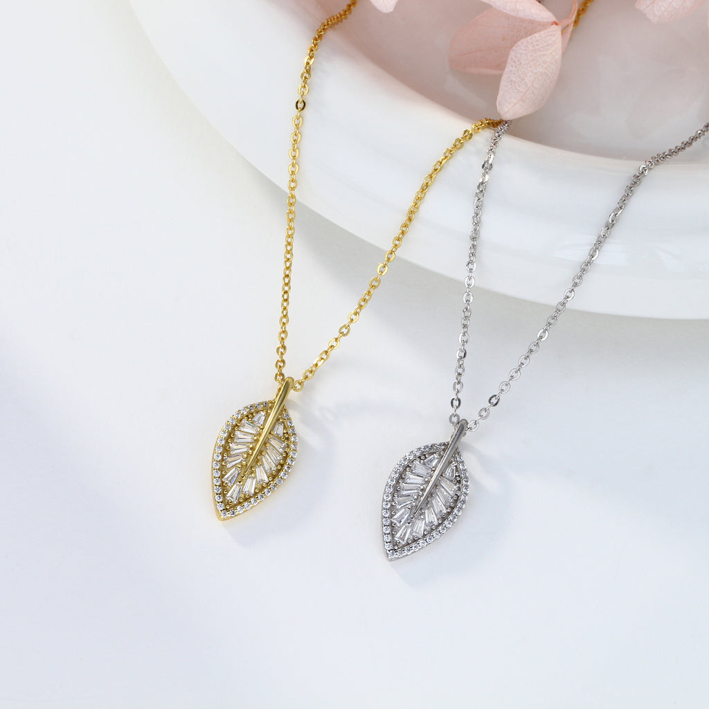 Damen Halskette mit elegantem Blattanhänger und funkelndem Zirkonbesatz Shop Nory