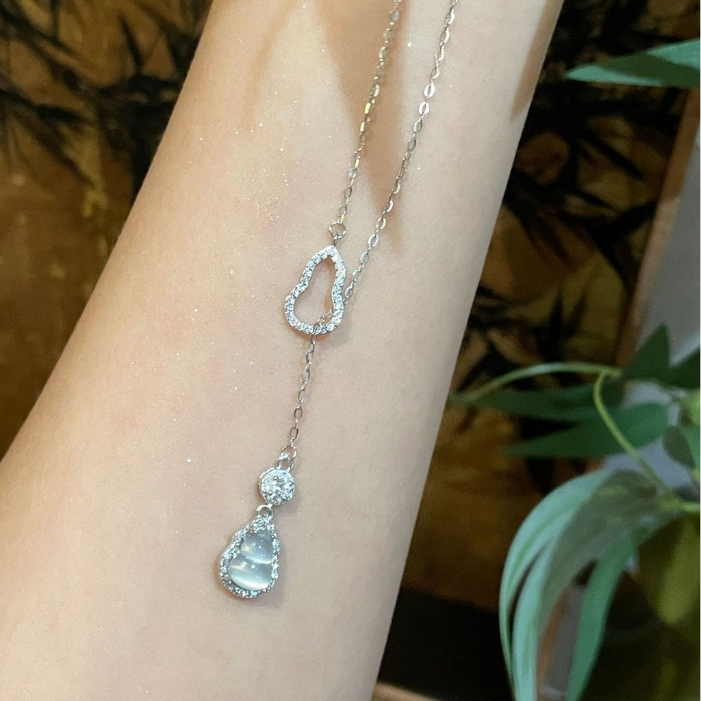 Damen Halskette mit tropfenförmigem Anhänger und funkelnden Zirkonia-Elementen Shop Nory