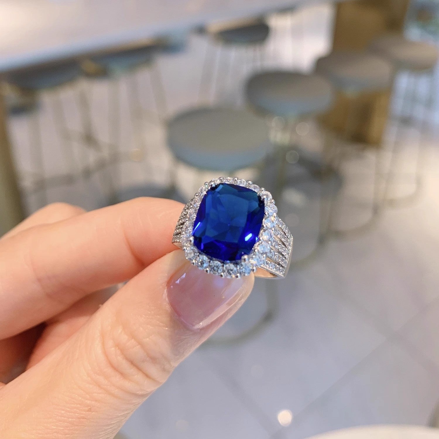 Damenring mit exquisitem, tiefblauem Edelstein und funkelndem Zirkonia-Besatz Shop Nory