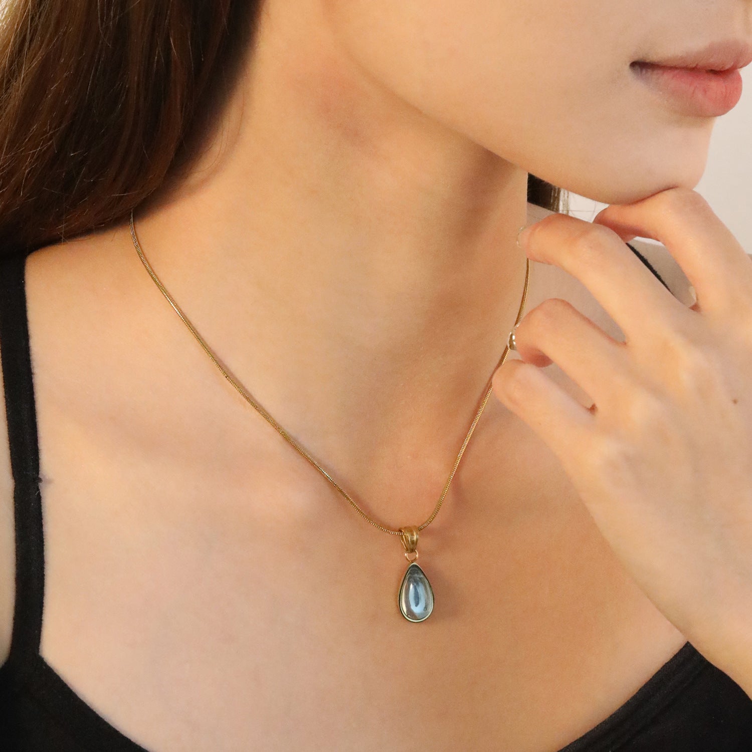 Damen Halskette mit Sonnenanhänger und bunten Kristallakzenten Shop Nory
