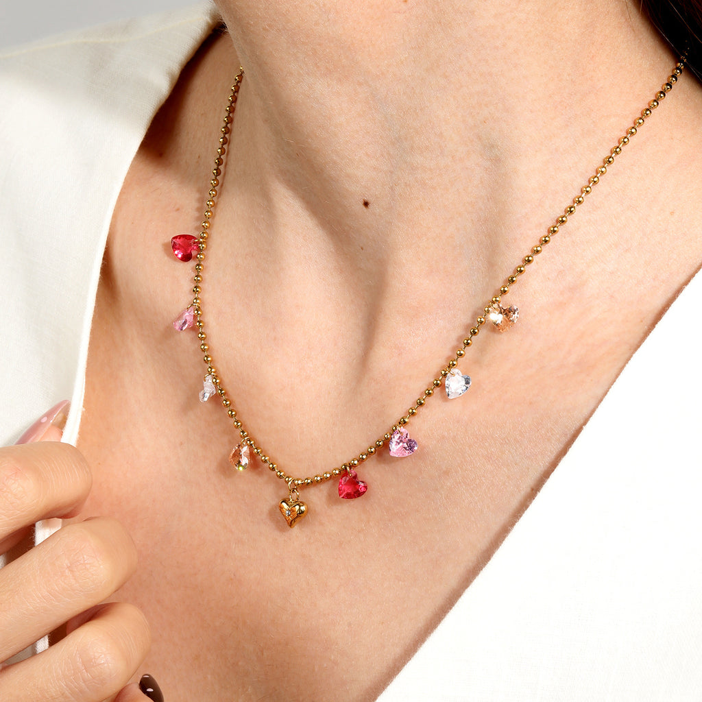 Damen Halskette mit zarten herzförmigen Anhängern und funkelnden Kristallen Shop Nory