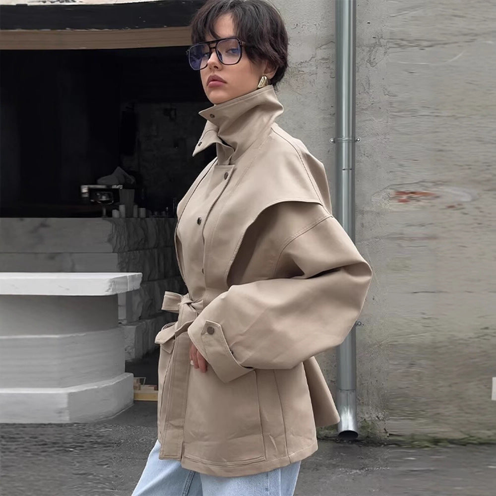 Damen Taillierte Übergangsjacke mit Stehkragen, Schultercape und Bindegürtel Shop Nory