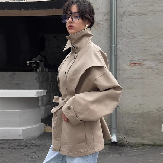 Damen Taillierte Übergangsjacke mit Stehkragen, Schultercape und Bindegürtel Shop Nory