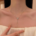 Damen Halskette mit filigranem Schmetterlingsdesign und funkelnden Perlen Shop Nory
