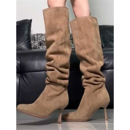 Damen kniehohe Slouch‑Stiefel aus Veloursoptik mit spitzer Zehenpartie und sculpted Stiletto Shop Nory
