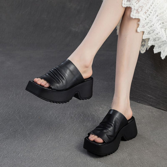 Damen Gepolsterte Plateau‑Slides mit skulptierter Profilsohle und gerafftem Lederoberschuh Shop Nory