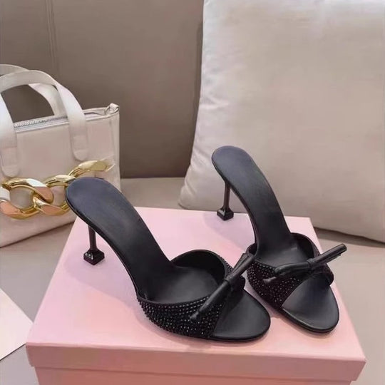Damen Elegante High-Heel Mules mit funkelndem Kristallbesatz und goldener Zierschleife Shop Nory