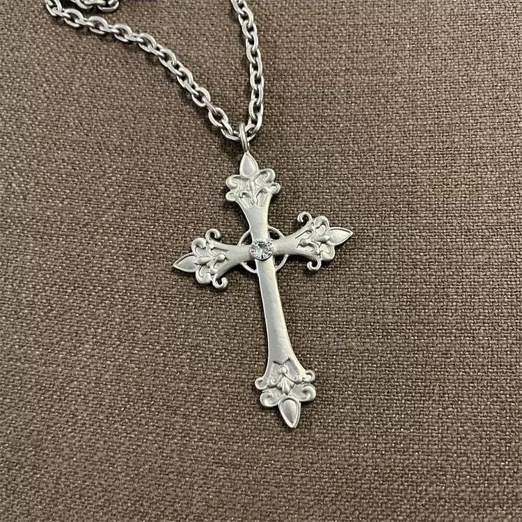 Damen Halskette mit kunstvollem Kreuzanhänger aus hochwertigem Metall Shop Nory