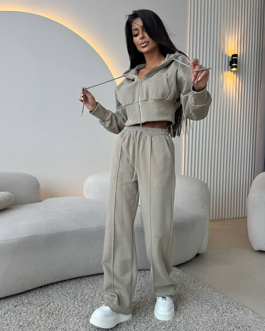 Damen sportliches Set aus cropped Kapuzenjacke und bequemen, lockeren Sporthosen
