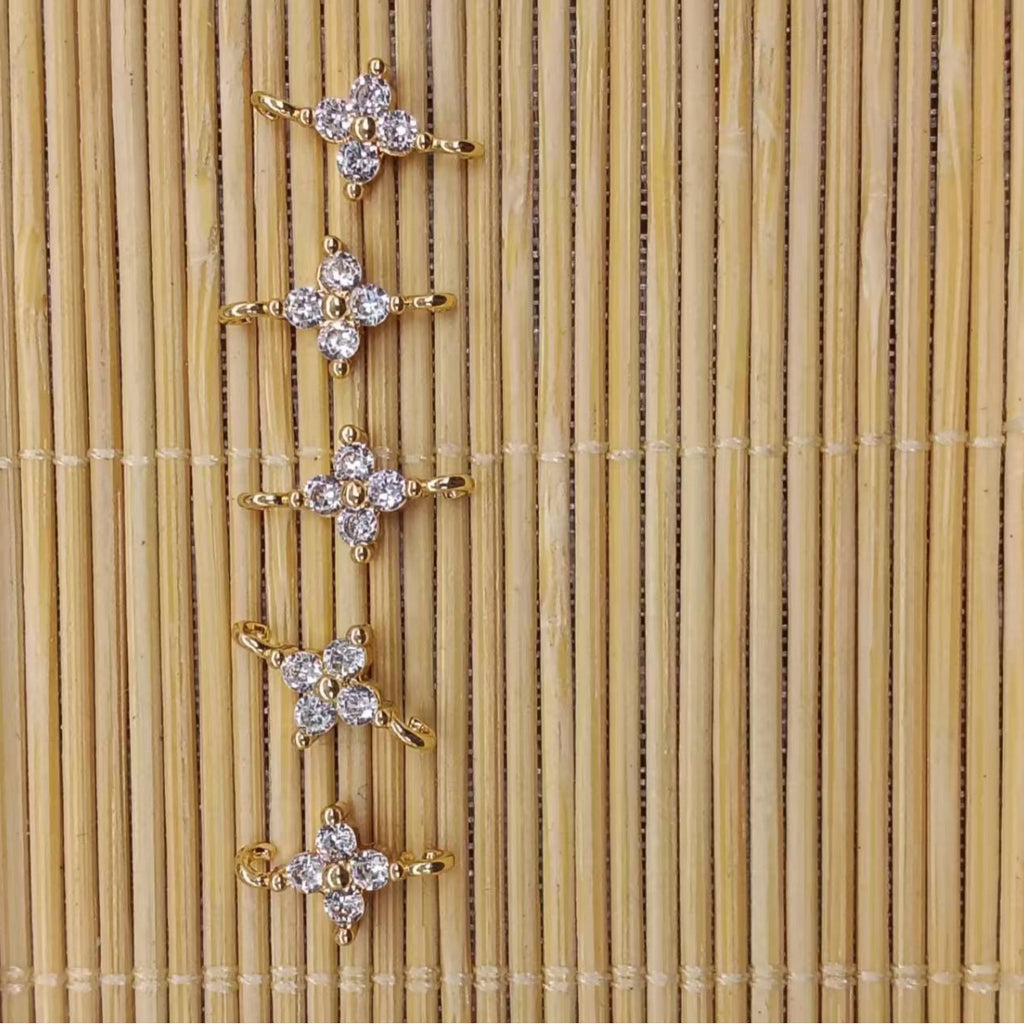 Zierlicher Blüten-Anhänger mit Zirkonia Für Diy Schmuck Vergoldet