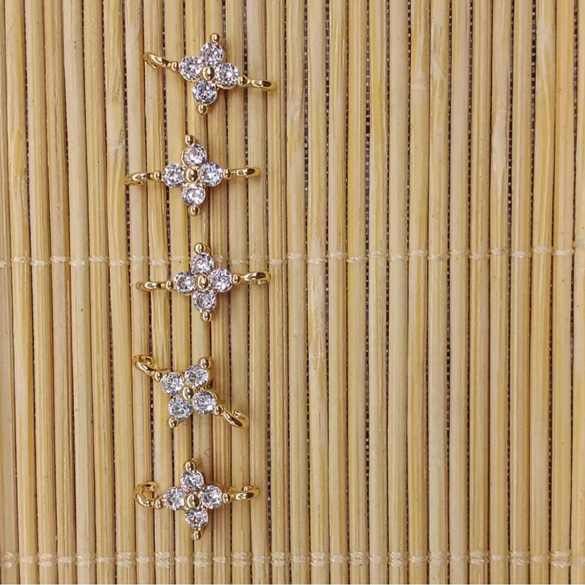 Zierlicher Blüten-Anhänger mit Zirkonia Für Diy Schmuck Vergoldet