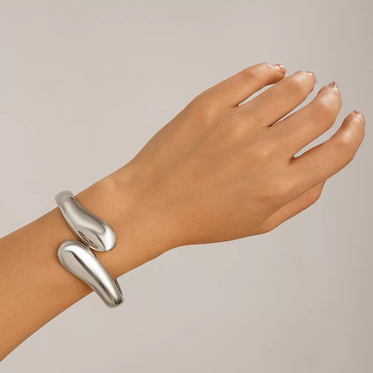 Damen modernes und skulpturales Armband Shop Nory