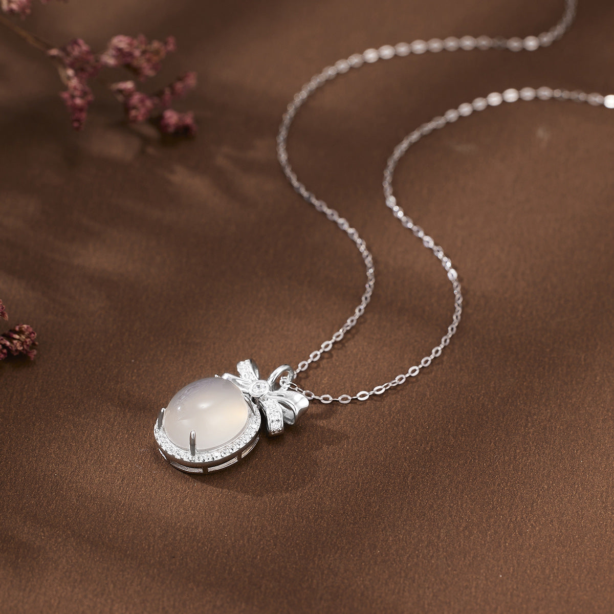 Damen Halskette mit einem filigranen Anhänger in Form einer Schleife und luxuriösen Zirkonia-Verzierungen Shop Nory
