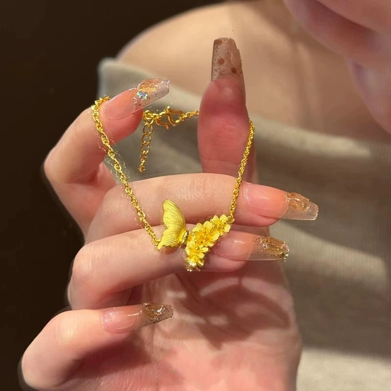 Damen Halskette mit kunstvollem Schmetterlings- und Blumenanhänger Shop Nory