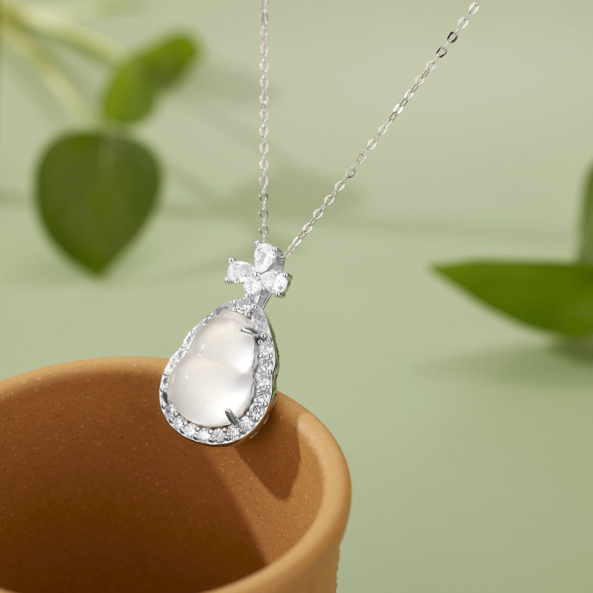 Damen Anhänger-Halskette mit luxuriösem, tropfenförmigem Mondstein und funkelnden Zirkonia Shop Nory