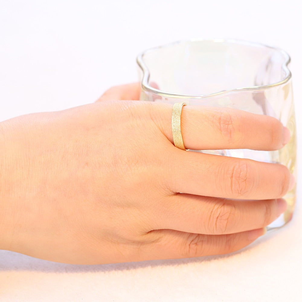 Damen Ring mit glitzerndem Oberflächendesign und eleganter Goldveredelung Shop Nory